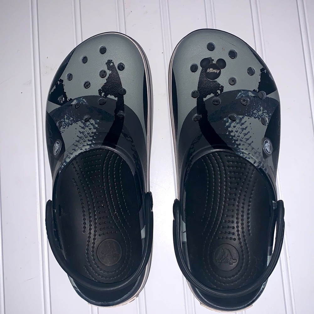 Crocs unisex slip on gray comfortable sandals woman’s 10 mens size 8
